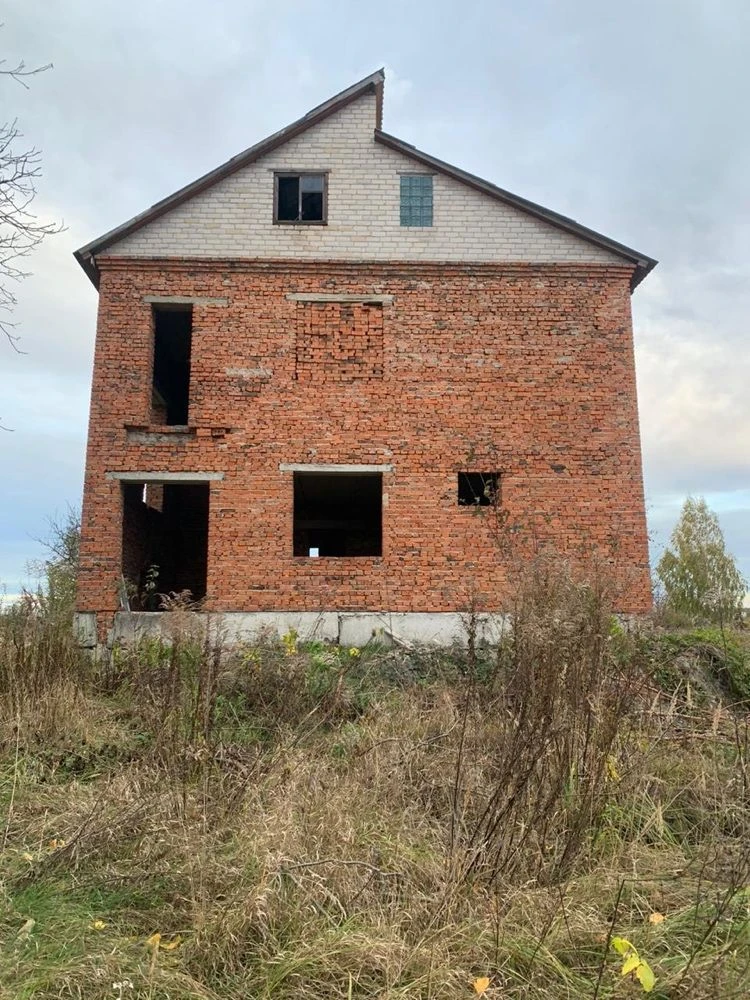 House. 10 acres of land