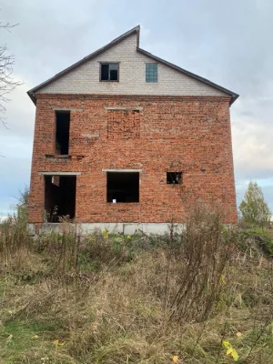 House. 10 acres of land
