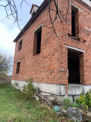 House. 10 acres of land