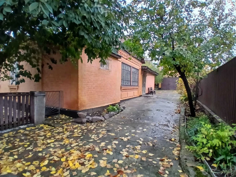 House in the village of Palomnitse, Hasidim