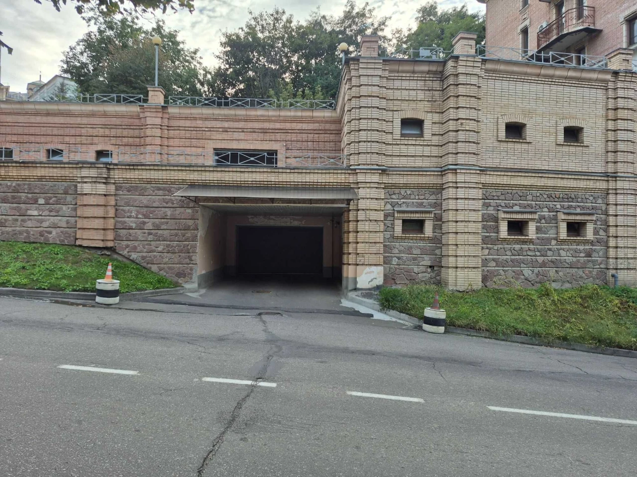 For sale underground parking space in a complex on Kudryavsky Uzvoz