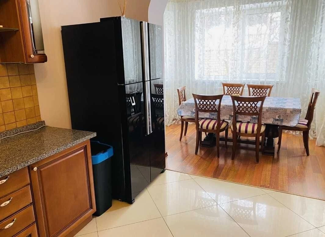 For Rent House 1 km from the metro station Oksoroky. Fireplace. Gas. Generator