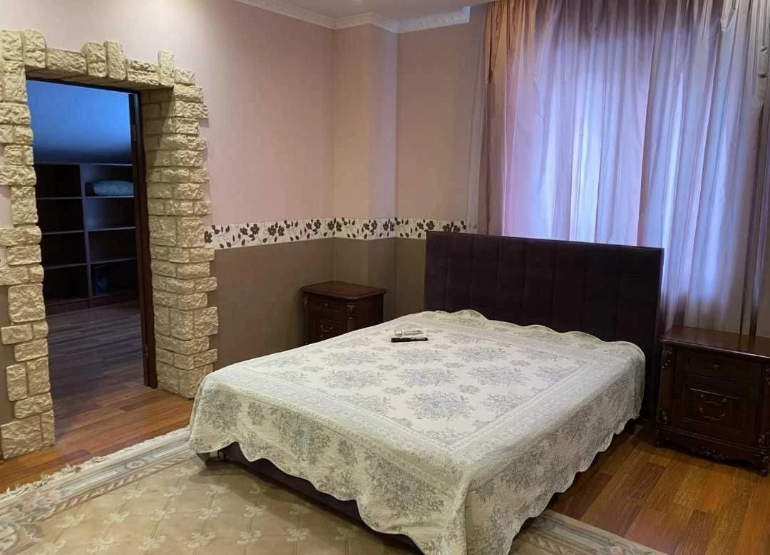 For Rent House 1 km from the metro station Oksoroky. Fireplace. Gas. Generator