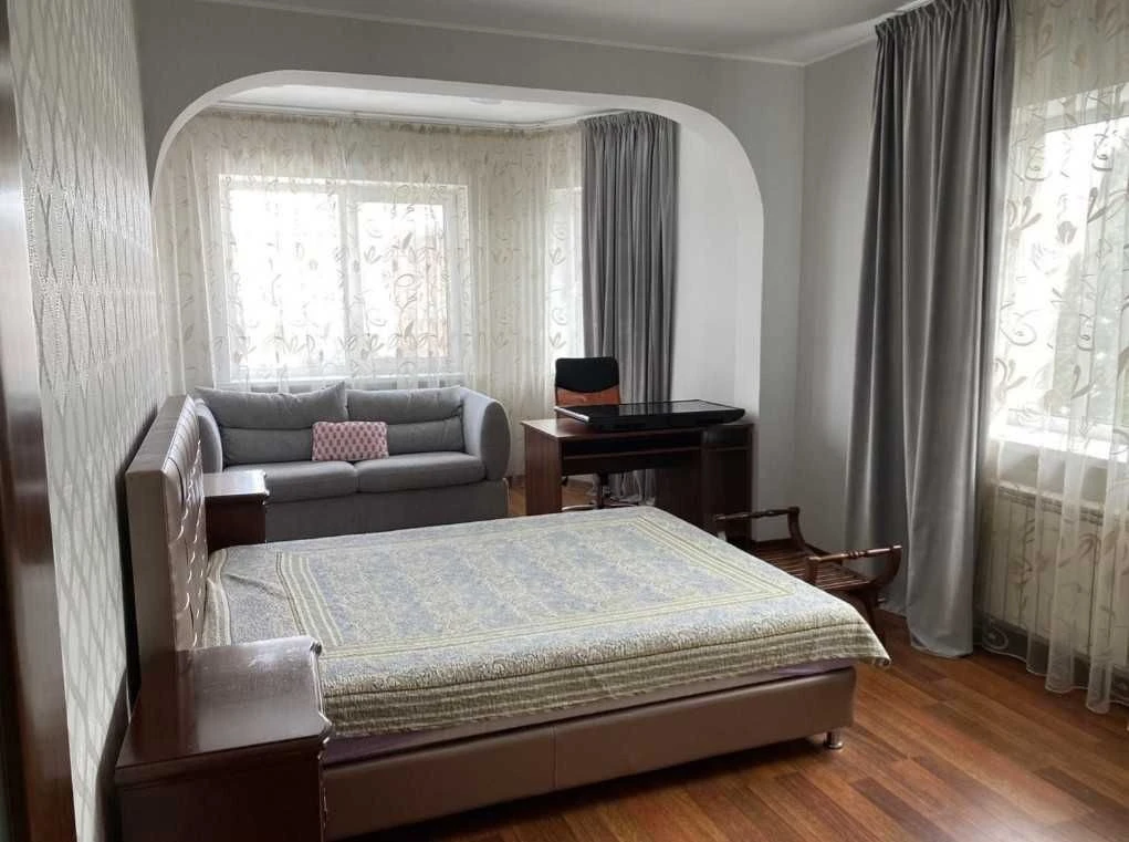 For Rent House 1 km from the metro station Oksoroky. Fireplace. Gas. Generator