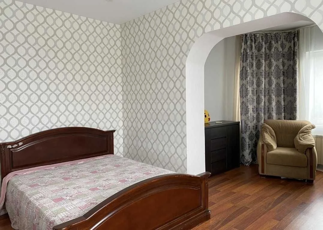 For Rent House 1 km from the metro station Oksoroky. Fireplace. Gas. Generator