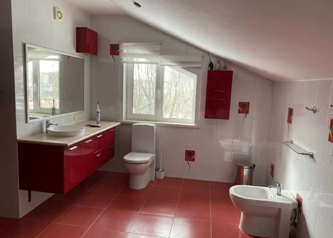 For Rent House 1 km from the metro station Oksoroky. Fireplace. Gas. Generator