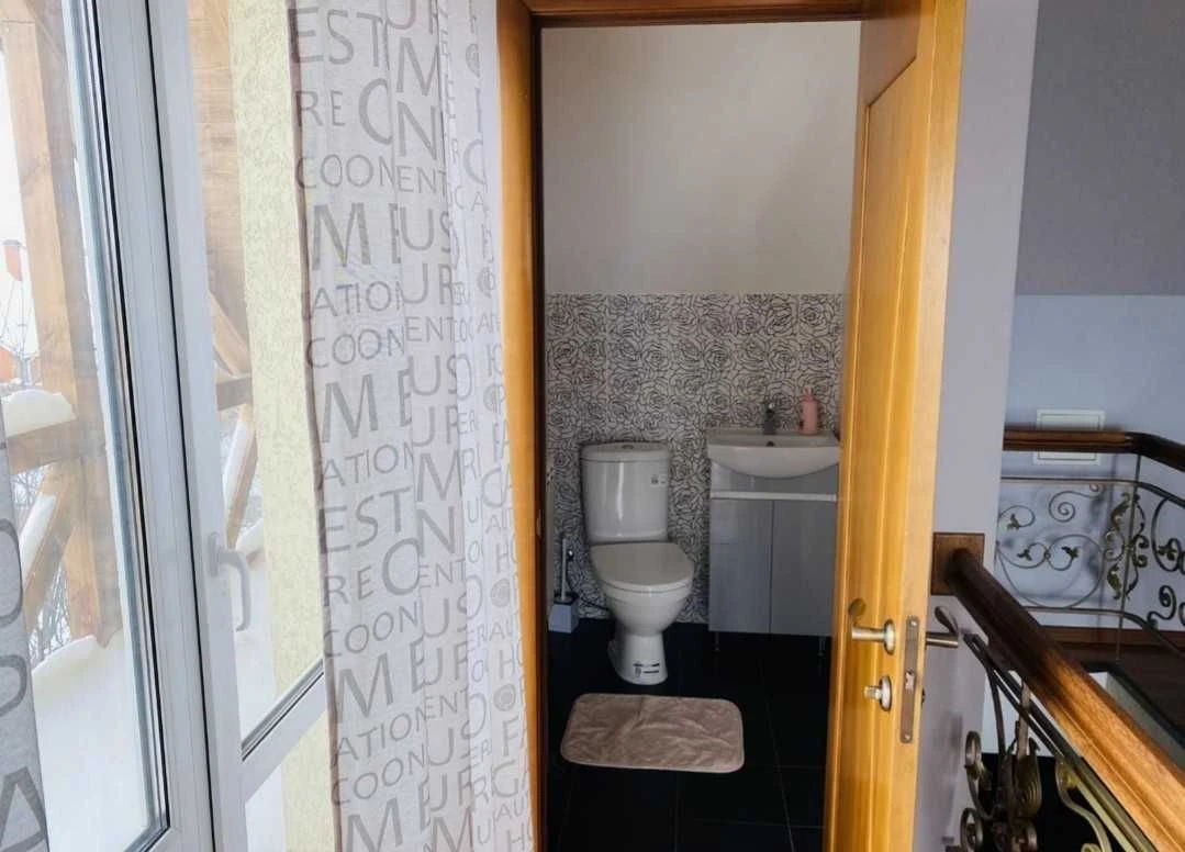 For Rent House 1 km from the metro station Oksoroky. Fireplace. Gas. Generator
