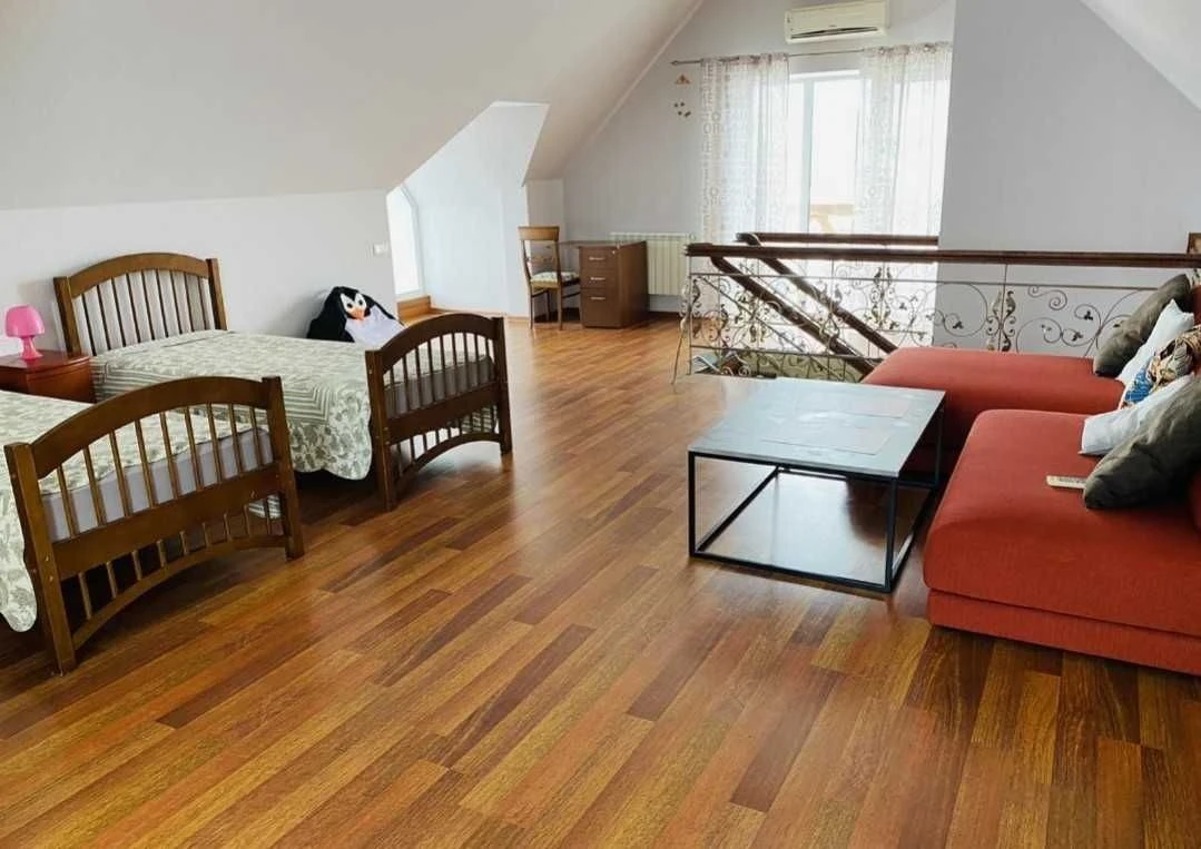 For Rent House 1 km from the metro station Oksoroky. Fireplace. Gas. Generator