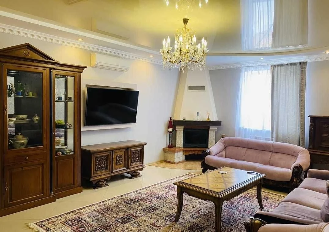 For Rent House 1 km from the metro station Oksoroky. Fireplace. Gas. Generator