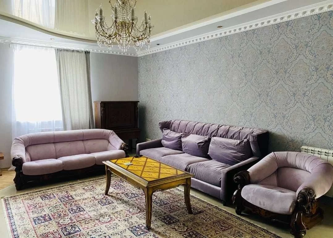 For Rent House 1 km from the metro station Oksoroky. Fireplace. Gas. Generator