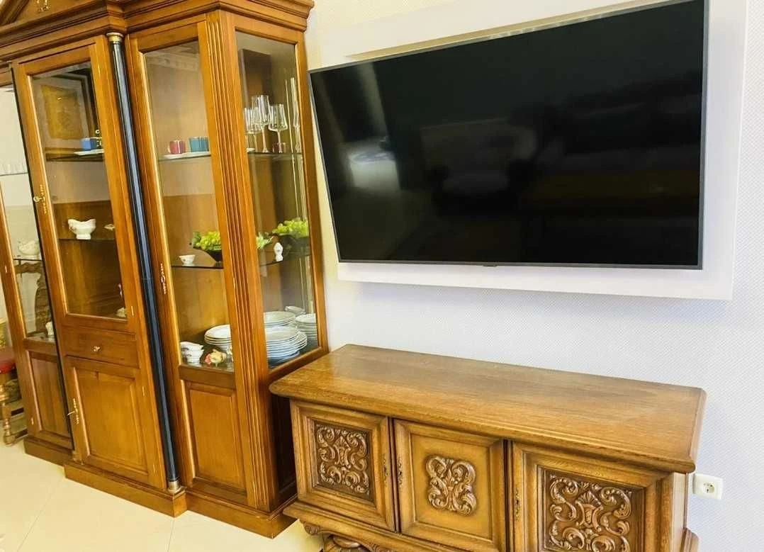 For Rent House 1 km from the metro station Oksoroky. Fireplace. Gas. Generator