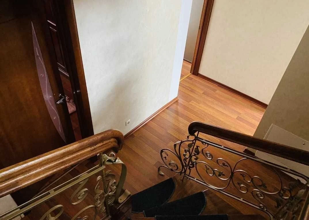 For Rent House 1 km from the metro station Oksoroky. Fireplace. Gas. Generator