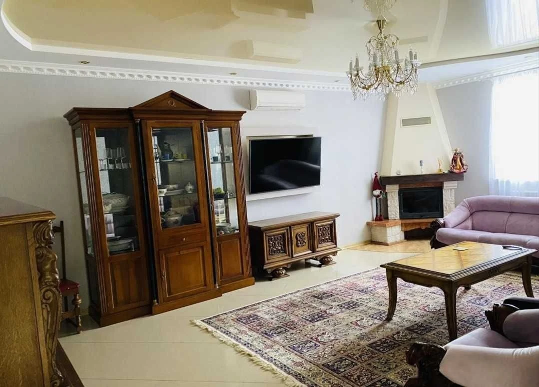For Rent House 1 km from the metro station Oksoroky. Fireplace. Gas. Generator