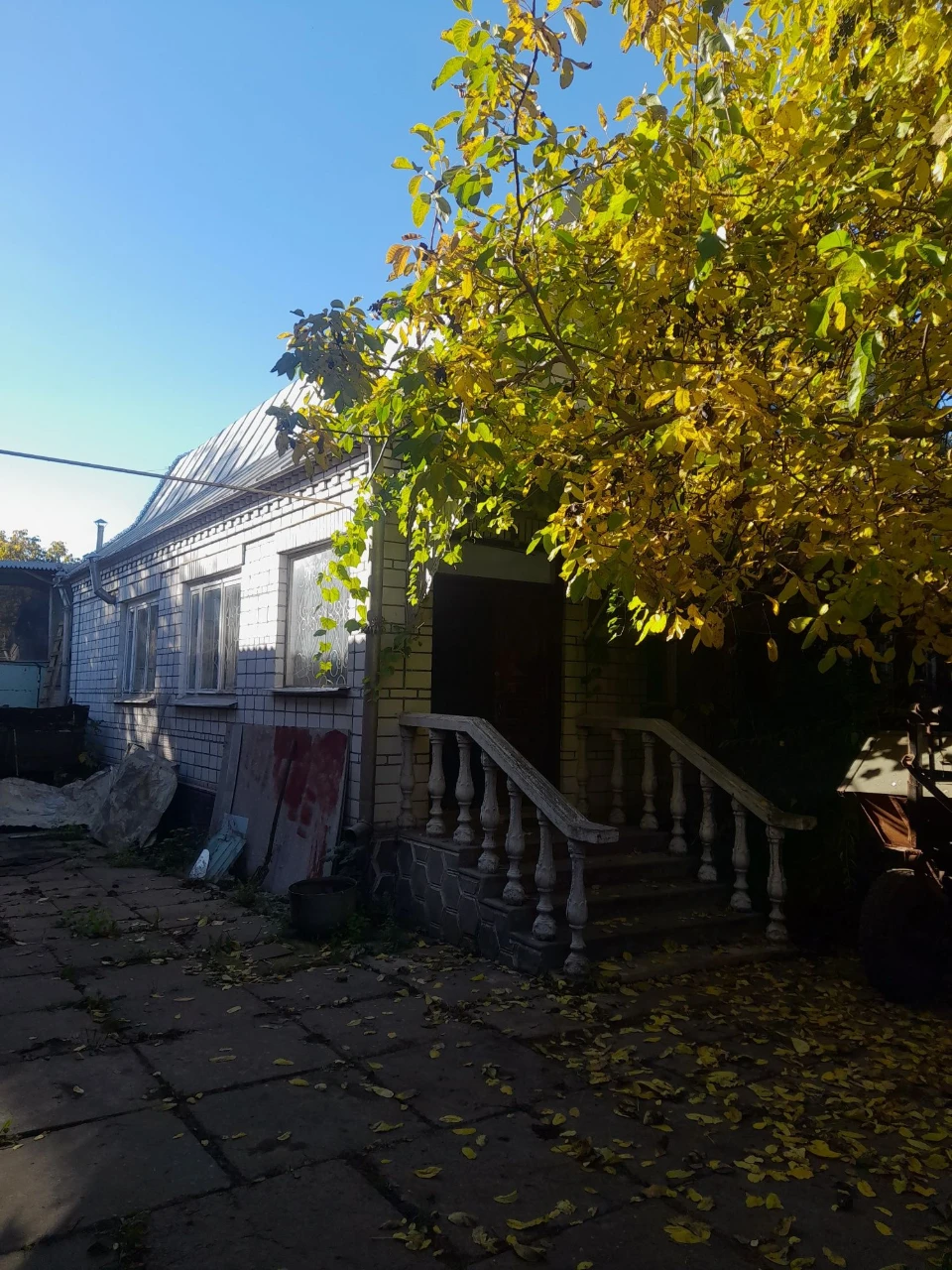 Цегляний будинок з мансардою у селі Вороньків