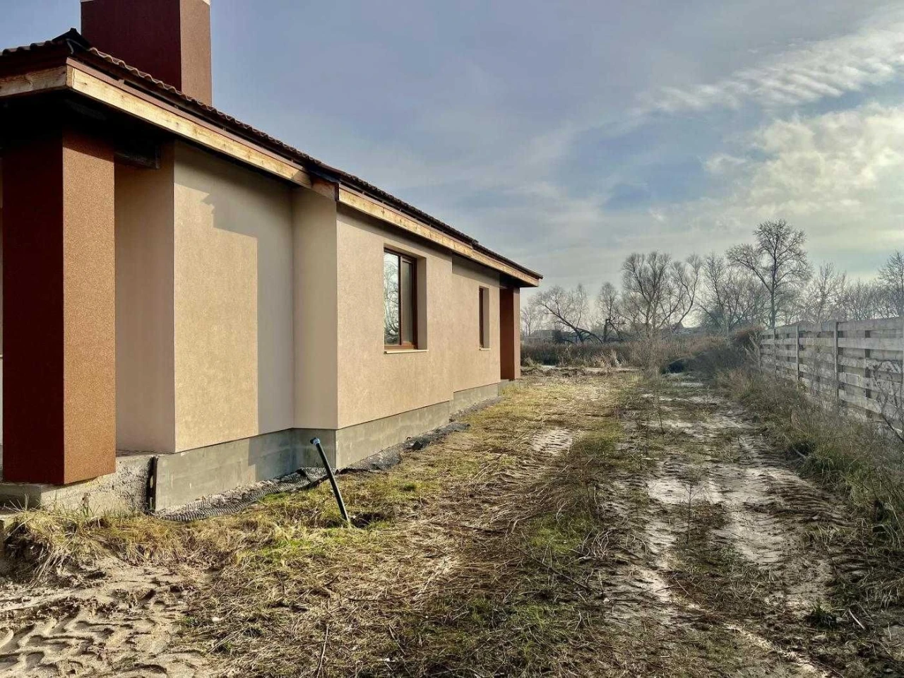 Однокімнатний будинок 138 кв.м з виходом на воду, 18 соток