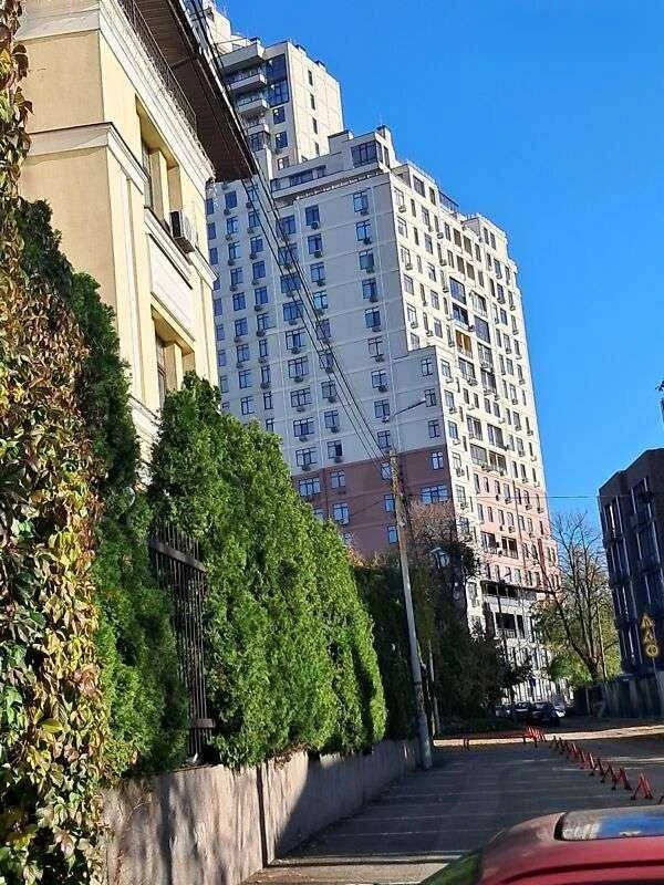 Land for sale in a quiet center of Kyiv, Tat