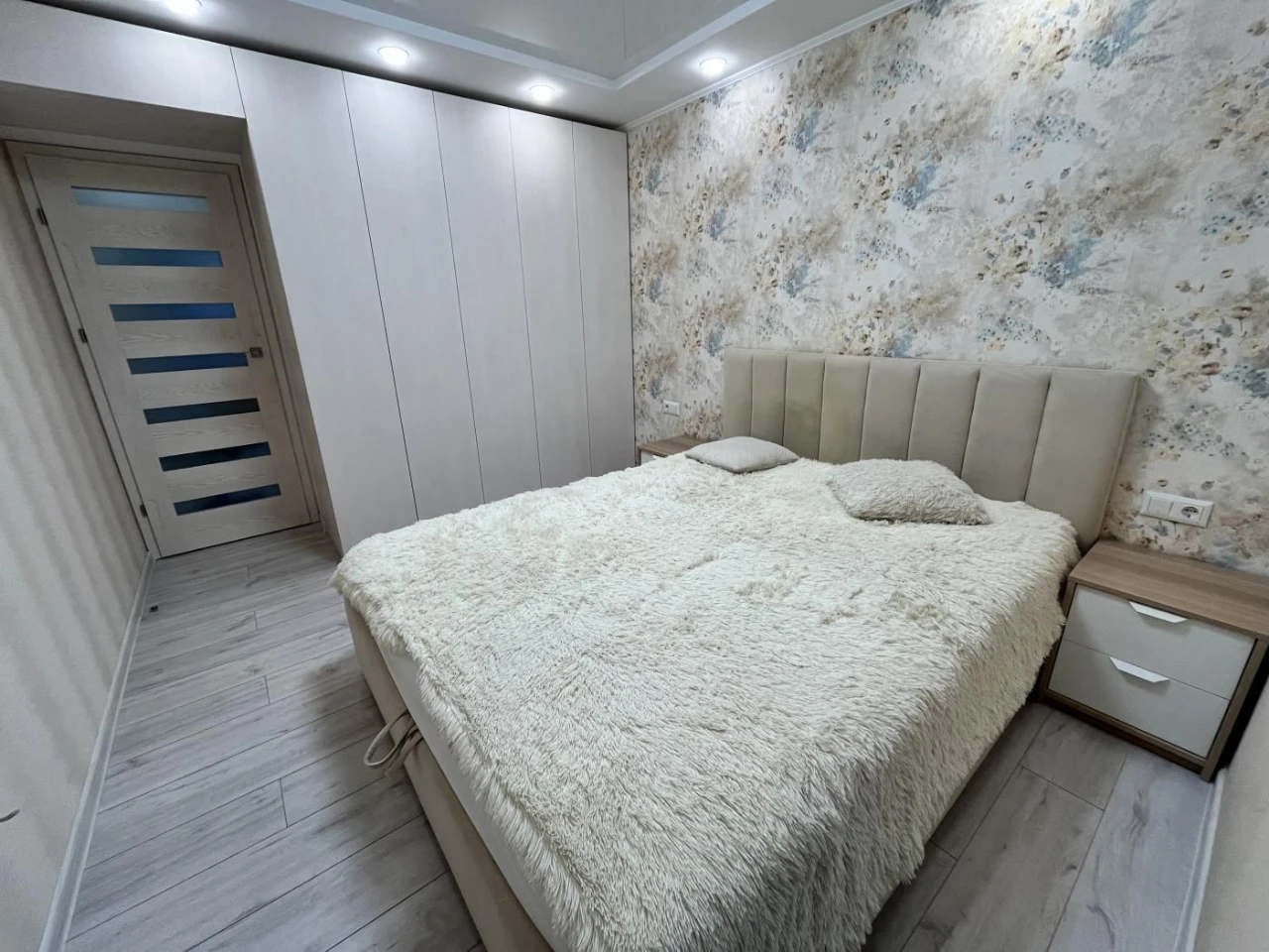 Two-Bedroom Apartment for Sale in Dniprovsky District