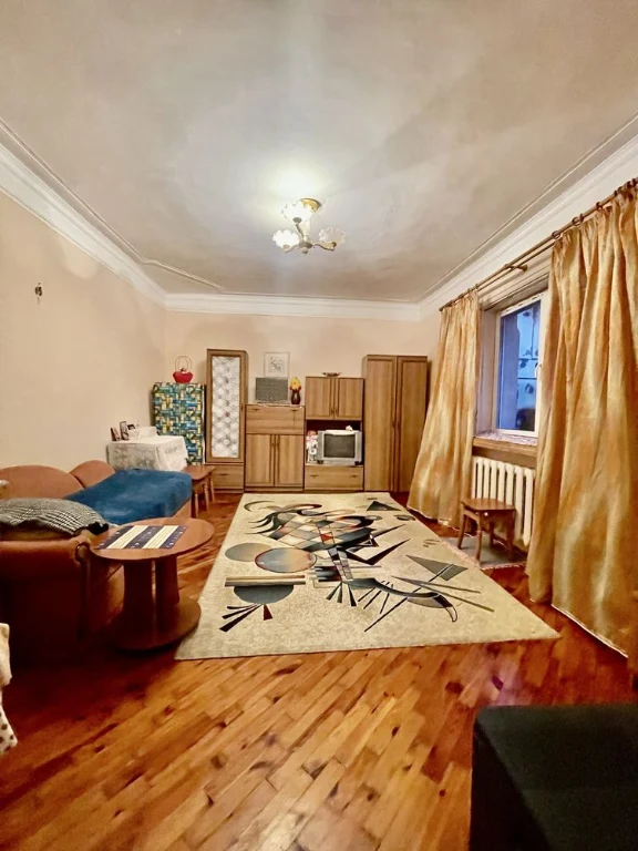 Продам 4-кімнатну квартиру в центрі