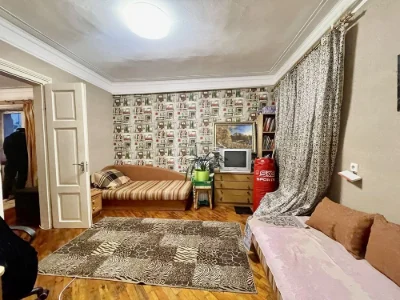 Продам 4-кімнатну квартиру в центрі