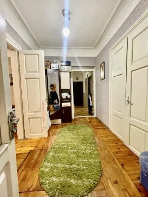 Продам 4-кімнатну квартиру в центрі
