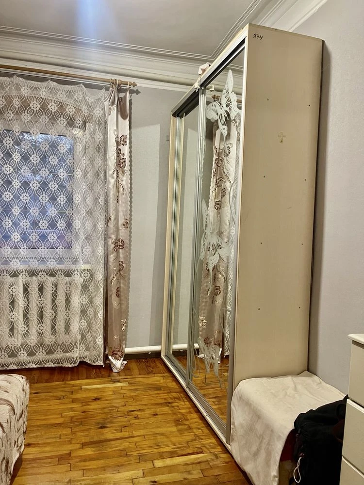 Продам 4-кімнатну квартиру в центрі