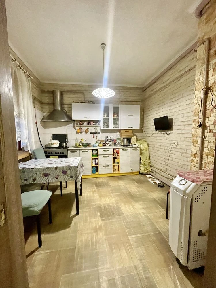 Продам 4-кімнатну квартиру в центрі