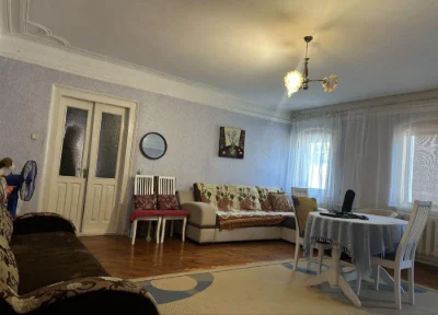 Продам 4-кімнатну квартиру в центрі