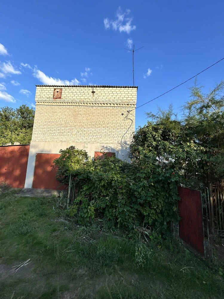 Продається будинок-дача + 2 гаражі