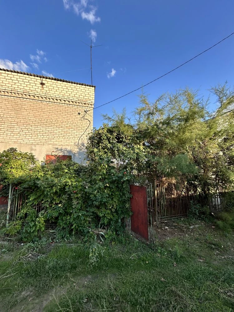 Продається будинок-дача + 2 гаражі
