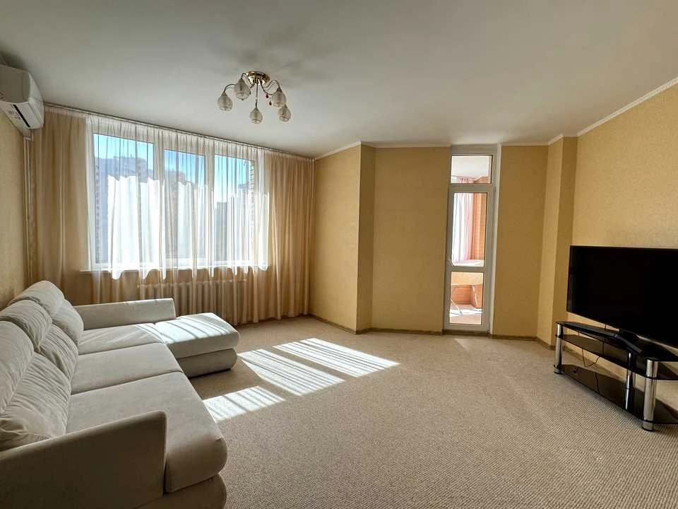 Apartment. Petro Grigorienko Street