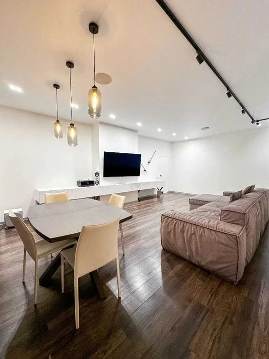I will sell a 3-room apartment 127m2 in the Kirovsky residential complex, a good deal for $1,300.