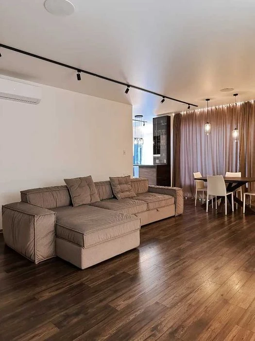 I will sell a 3-room apartment 127m2 in the Kirovsky residential complex, a good deal for $1,300.
