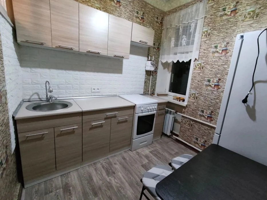 Продам 2х ком.полнометражную квартиру в центре (Сталинка), п