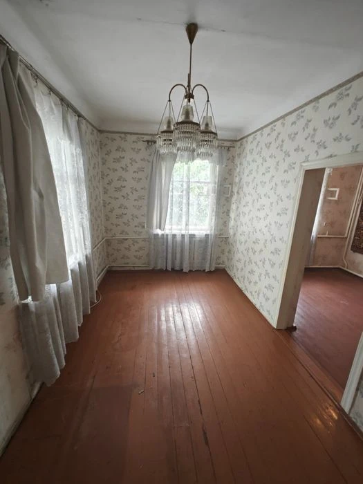 A part of a house on the right bank is for sale