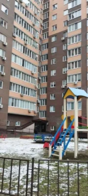 Двір закритого типу.