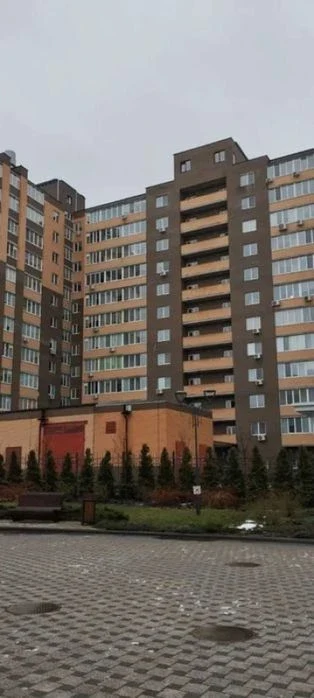 Двір закритого типу.