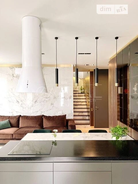 Sale of 3-room apartment 105 sq. m on Knyazya Romana Mstislavich street