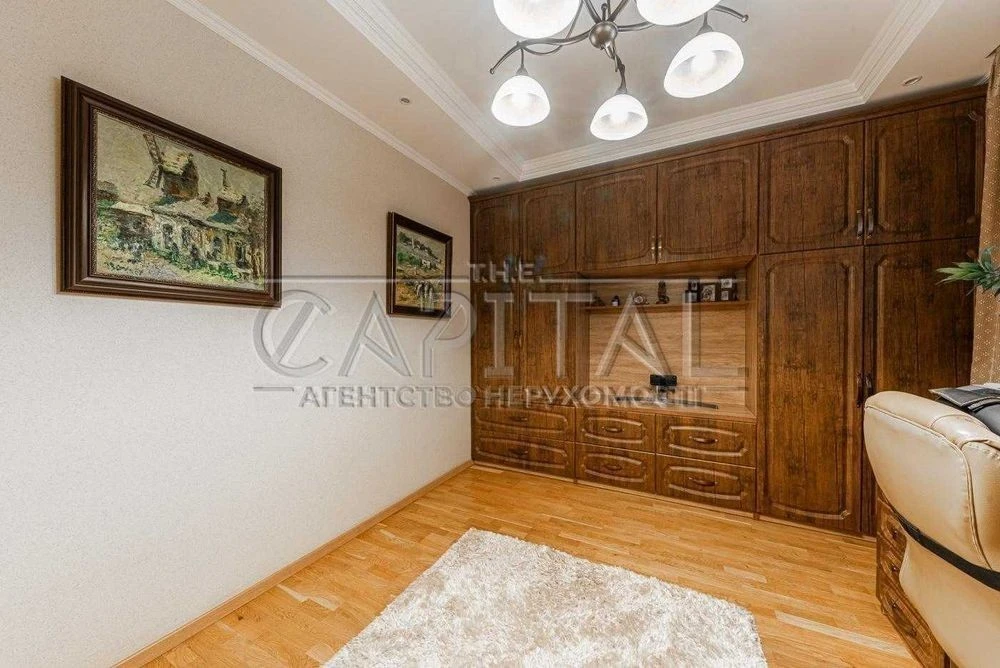 For sale 4-room apartment with a view of the Dnieper with renovation First line O