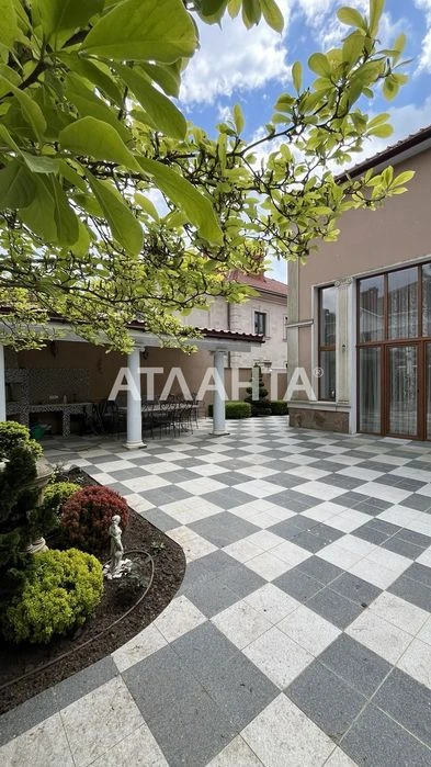 A house for sale in Sauvignon with a pool