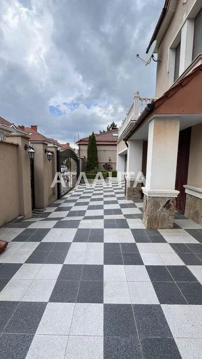A house for sale in Sauvignon with a pool