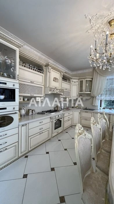 A house for sale in Sauvignon with a pool