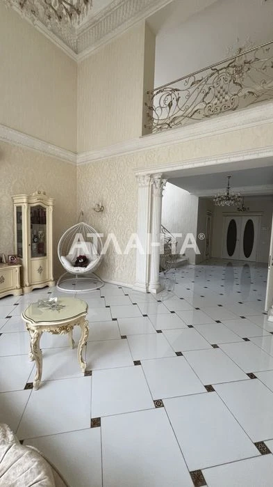 A house for sale in Sauvignon with a pool