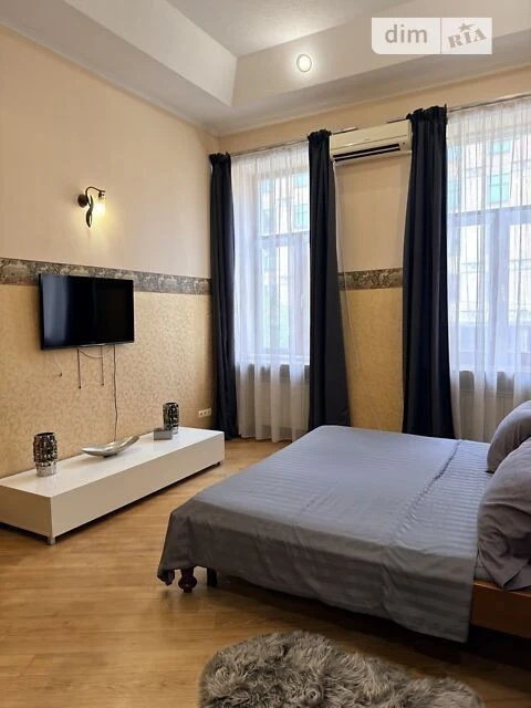 Sale of 3-room apartment 85.89 sq. m. on Yevhena Chykalenko St. 45/2