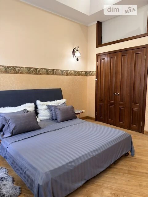 Sale of 3-room apartment 85.89 sq. m. on Yevhena Chykalenko St. 45/2