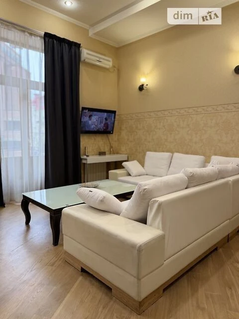 Sale of 3-room apartment 85.89 sq. m. on Yevhena Chykalenko St. 45/2