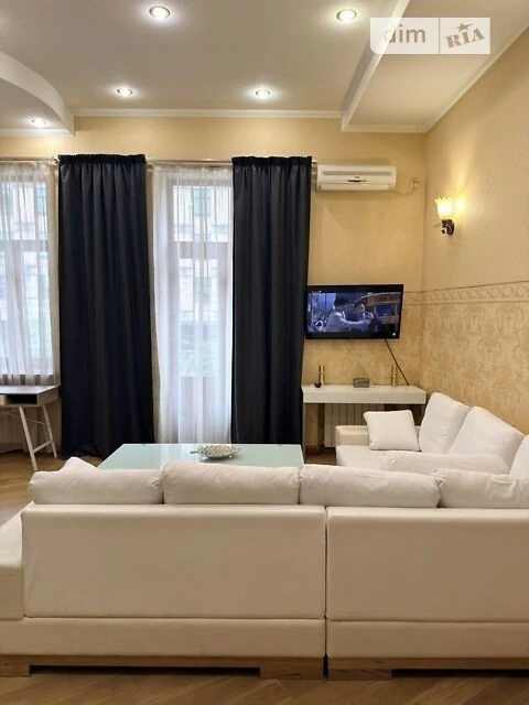 Sale of 3-room apartment 85.89 sq. m. on Yevhena Chykalenko St. 45/2