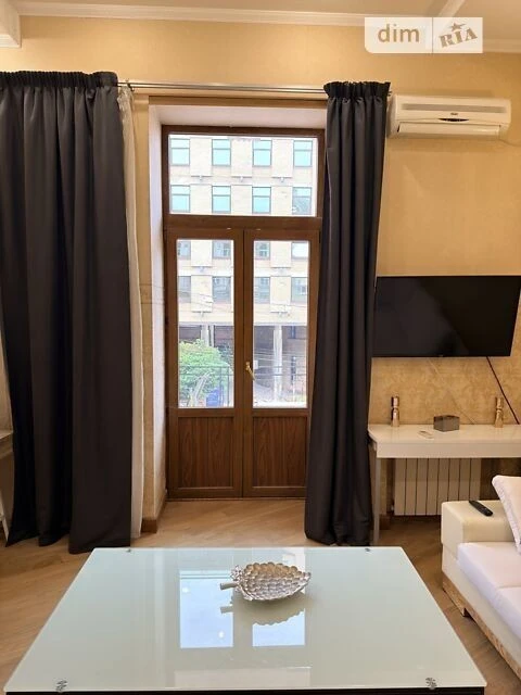 Sale of 3-room apartment 85.89 sq. m. on Yevhena Chykalenko St. 45/2
