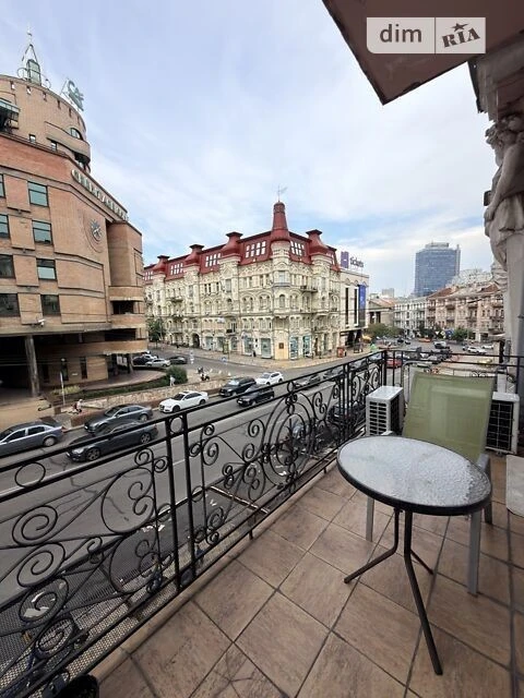 Sale of 3-room apartment 85.89 sq. m. on Yevhena Chykalenko St. 45/2