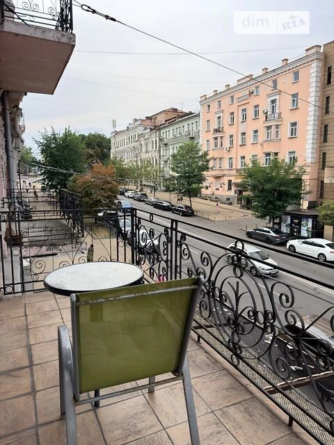 Sale of 3-room apartment 85.89 sq. m. on Yevhena Chykalenko St. 45/2