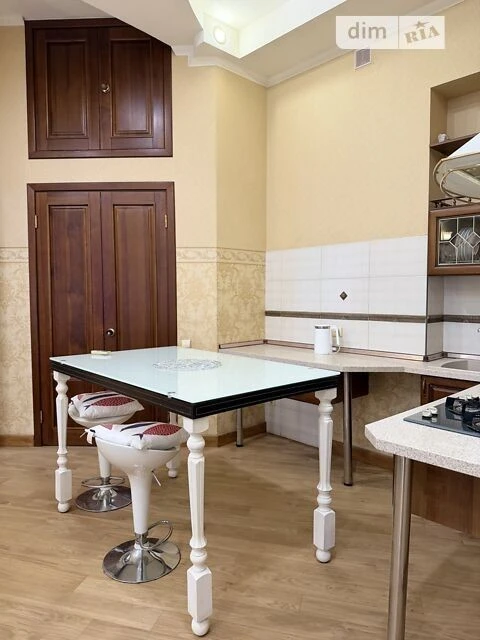 Sale of 3-room apartment 85.89 sq. m. on Yevhena Chykalenko St. 45/2